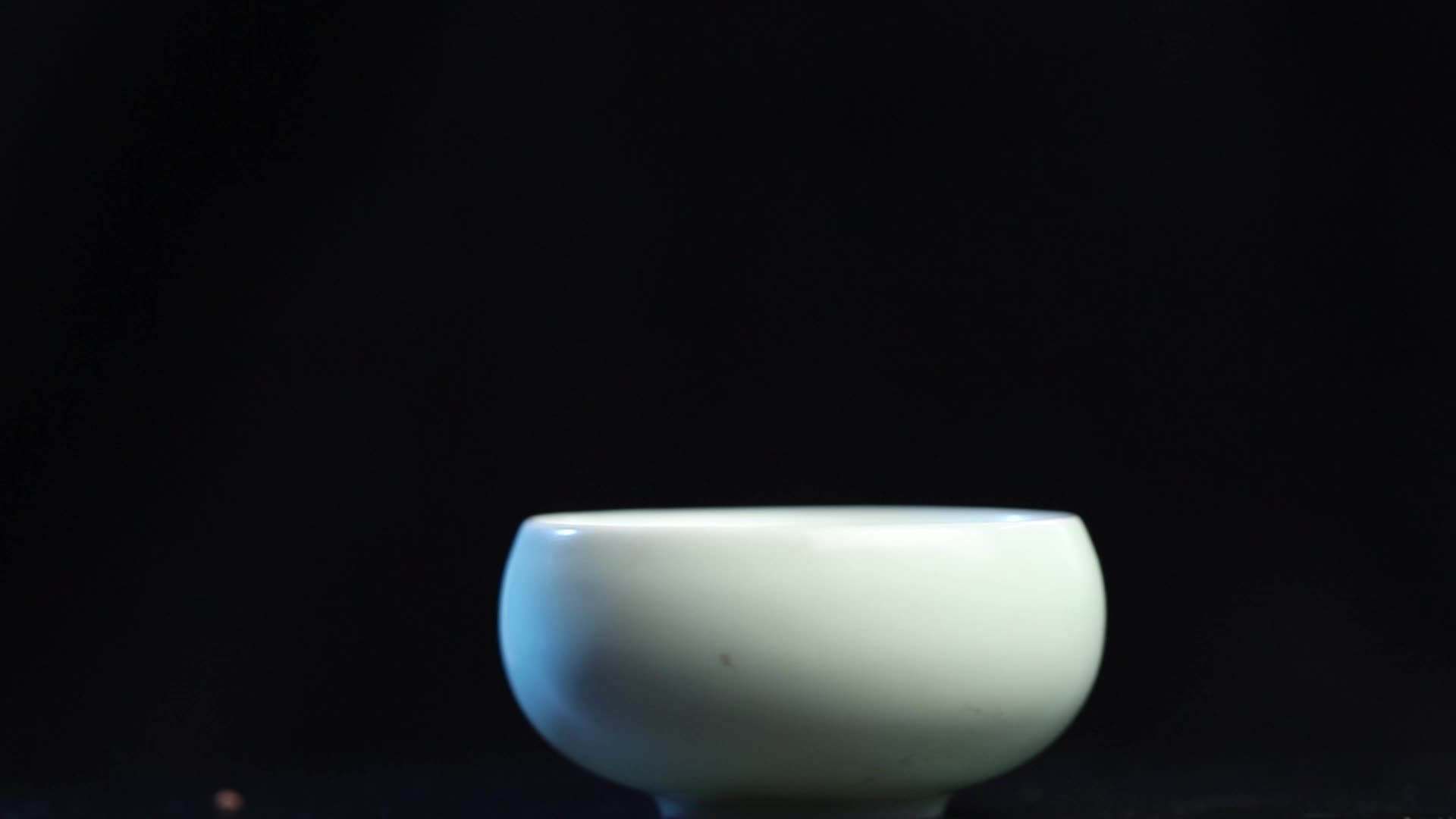 旋转的陶瓷杯视频的预览图