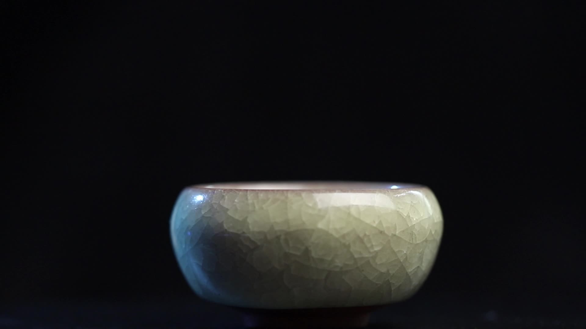 旋转的陶瓷茶杯视频的预览图