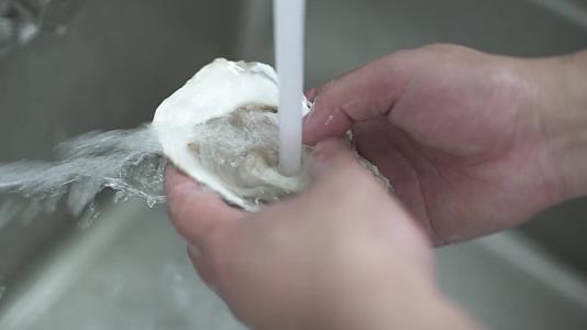 清洗生蚝扇贝海鲜加工视频的预览图