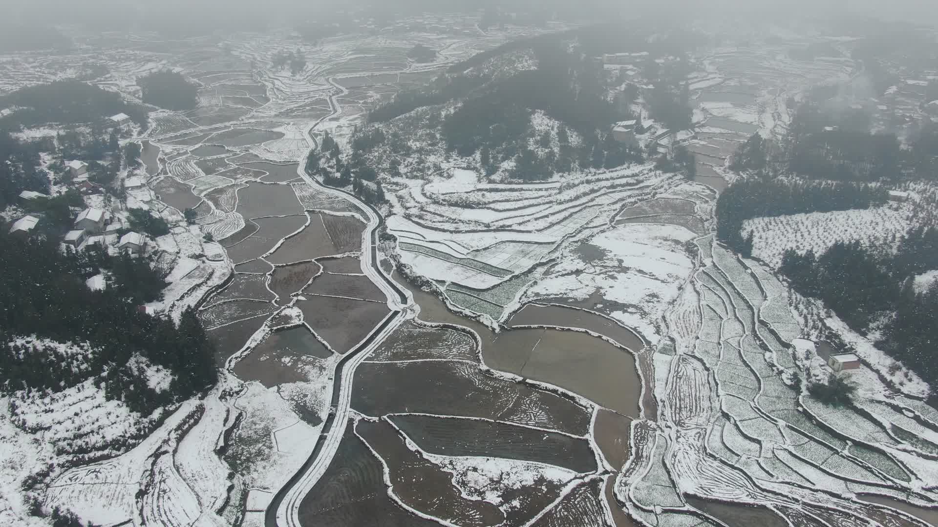 美丽乡村田园农业种植基地雪景4K航拍视频的预览图
