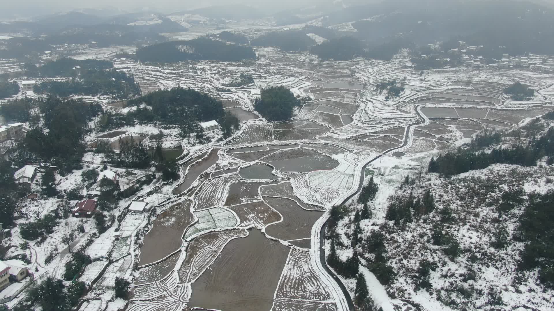 乡村田园冬天雪景4K航拍视频的预览图