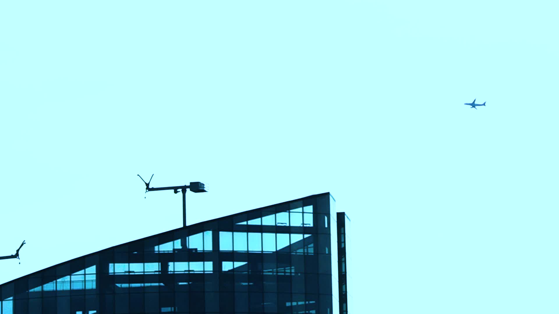 飞机飞过城市楼顶视频的预览图