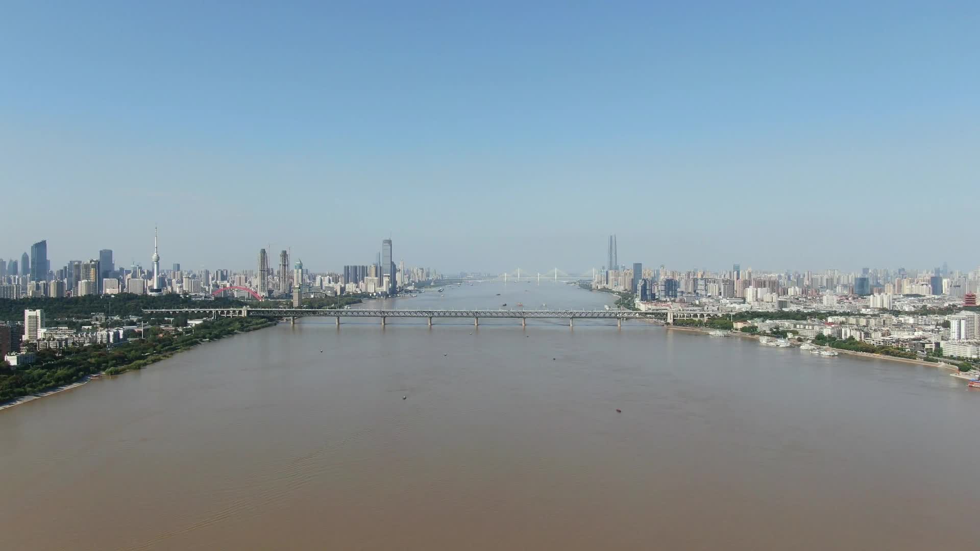 湖北武汉长江两岸风光航拍视频的预览图