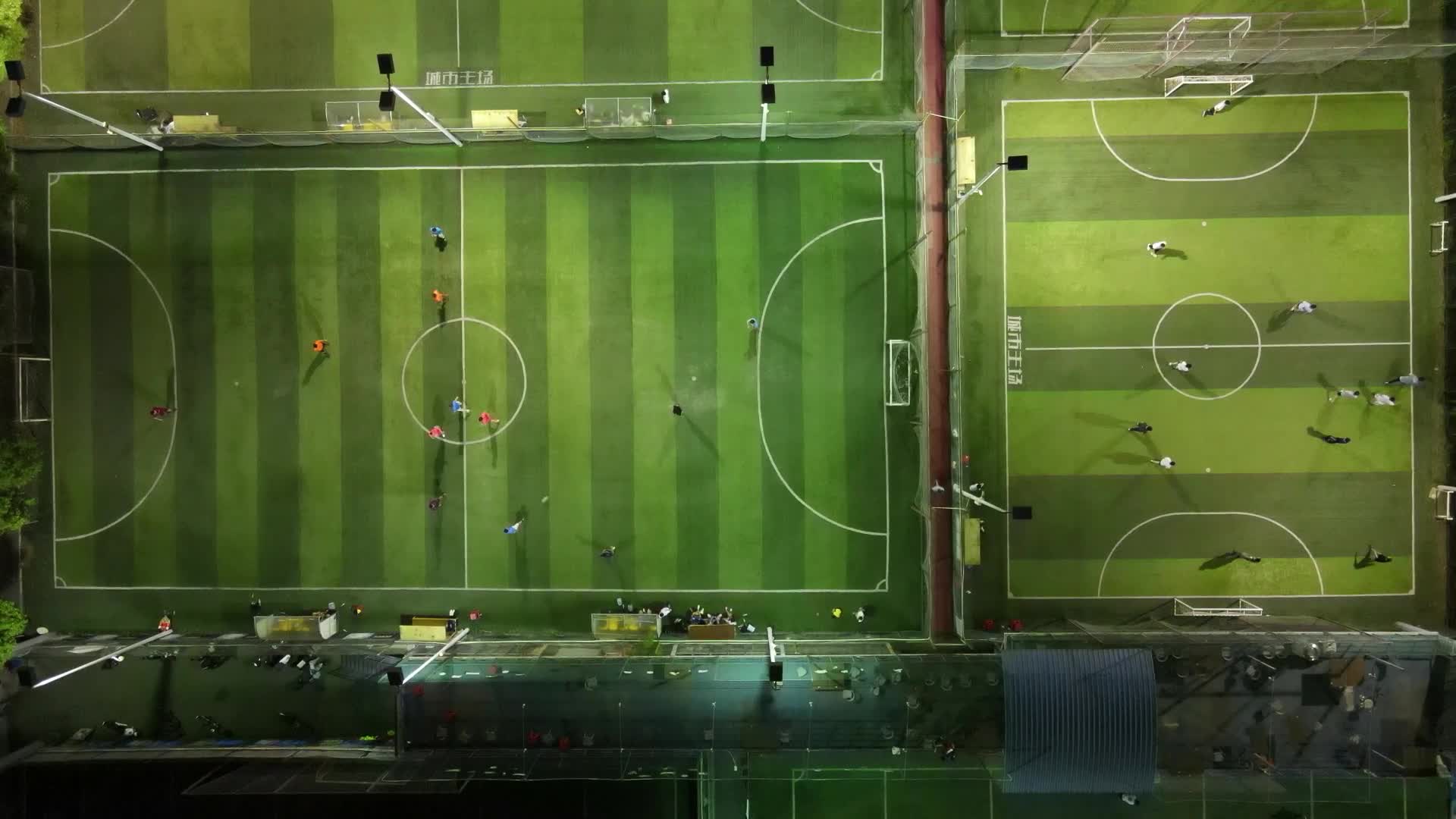 俯拍夜晚踢足球运动人员视频的预览图