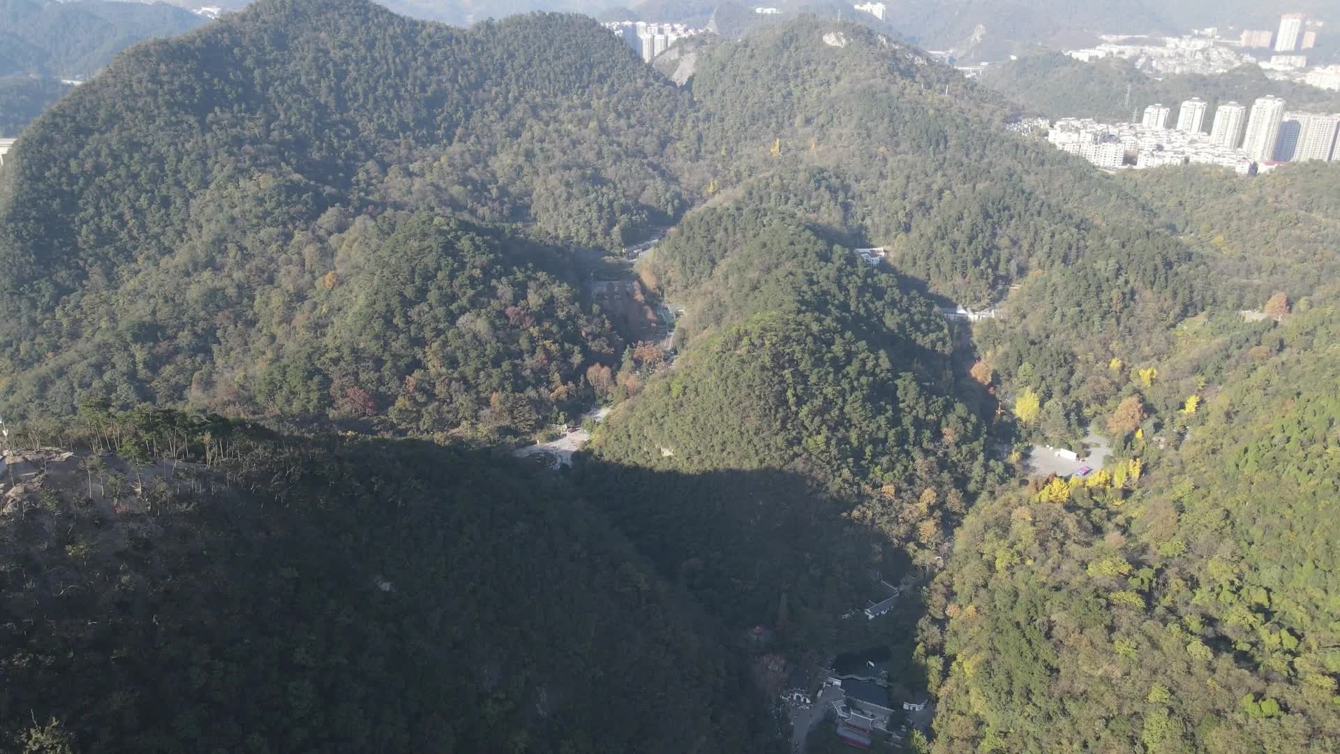 航拍贵州贵阳黔灵山4A景区视频的预览图