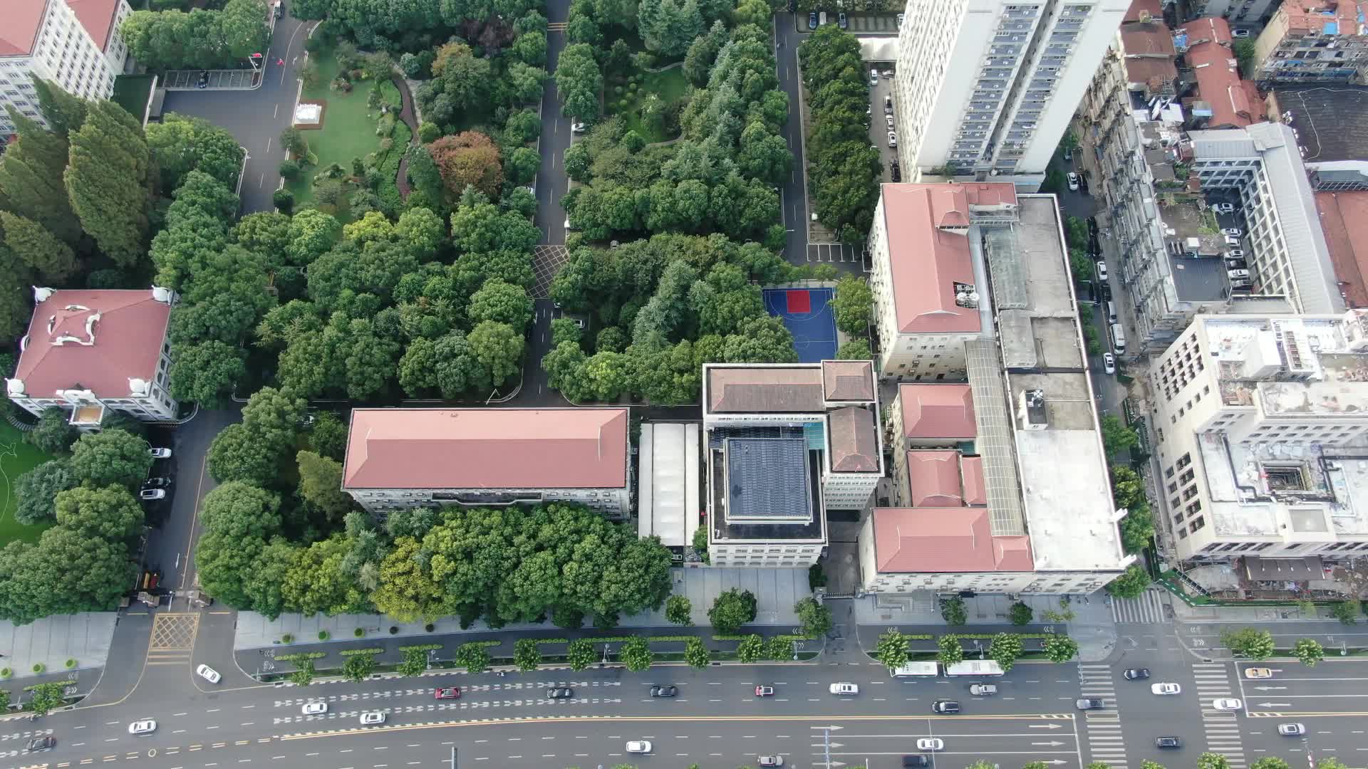 航拍湖北武汉城市老城区视频的预览图