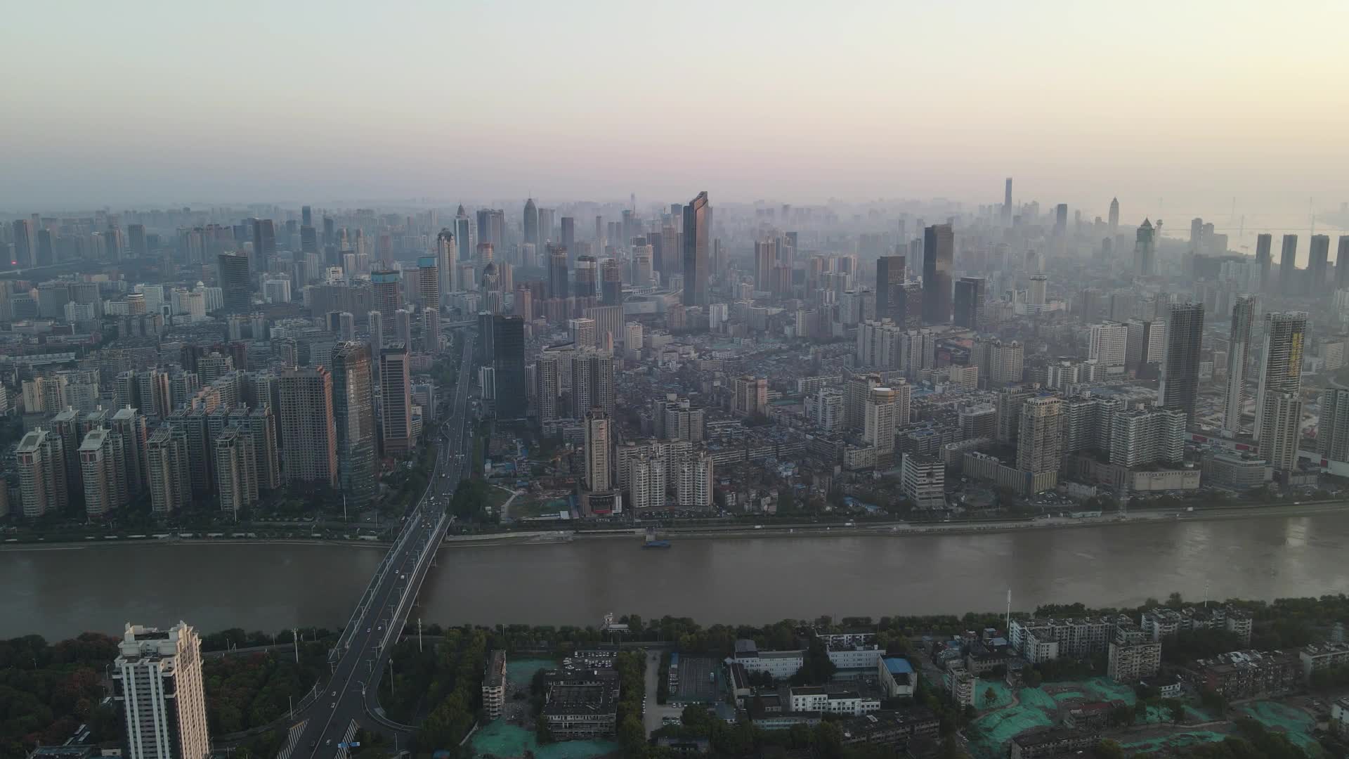 武汉城市迷雾高楼建筑航拍视频的预览图