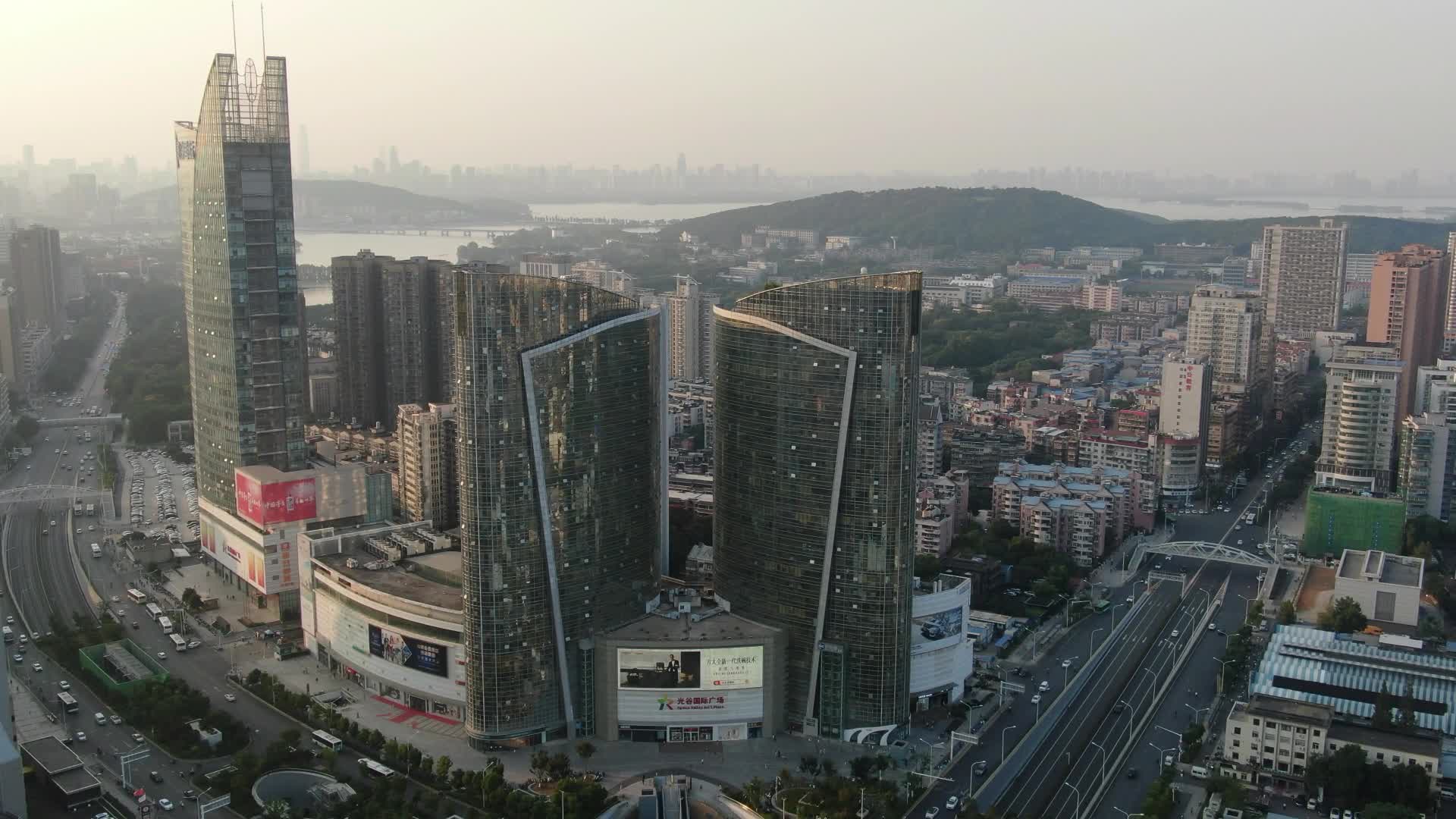 武汉光谷商业中心双子塔航拍视频的预览图