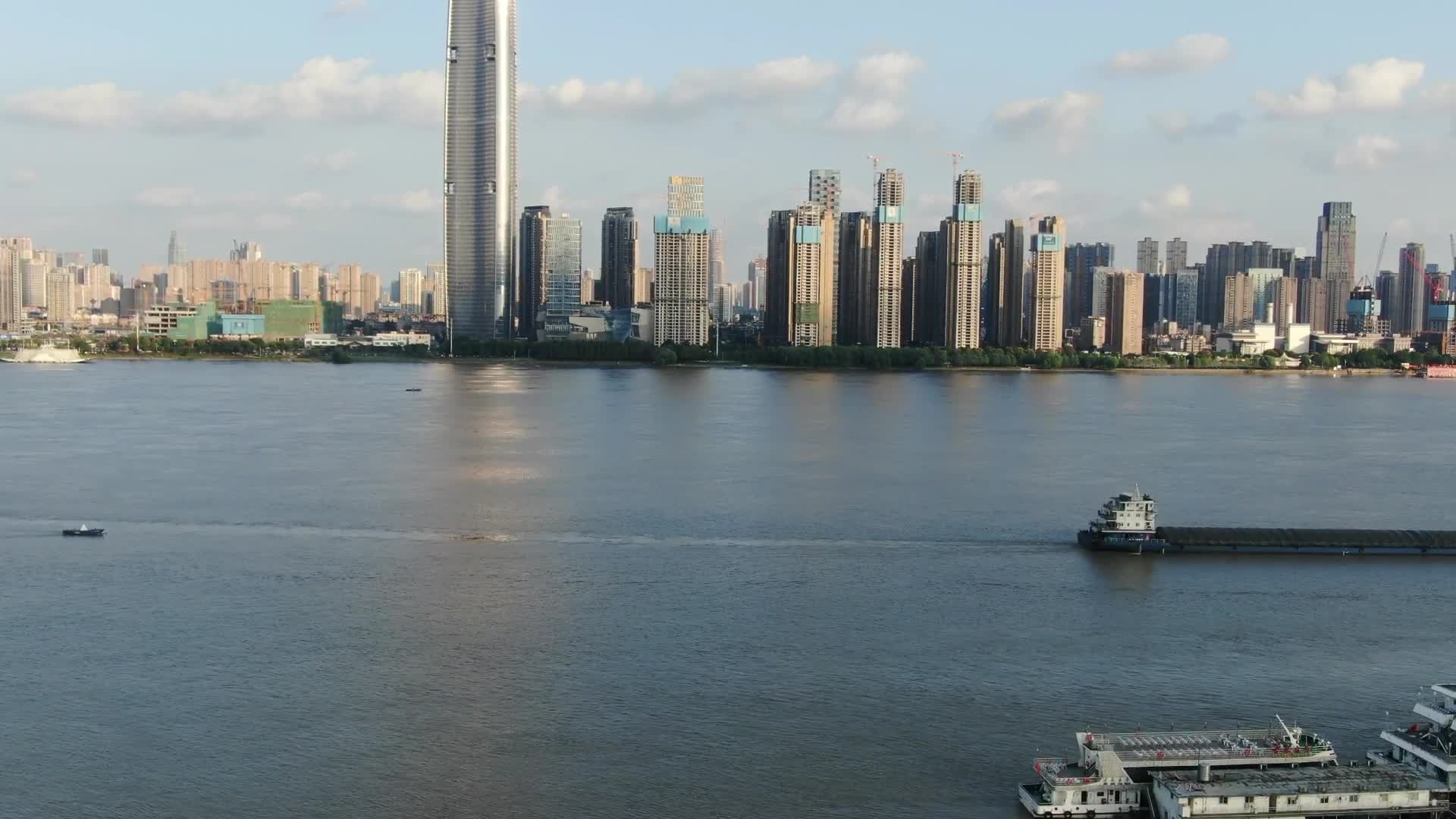 湖北武汉长江两岸高楼建筑航拍视频的预览图