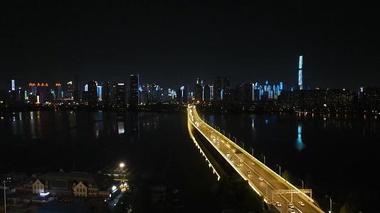 湖北武汉沙湖大桥夜景交通航拍视频的预览图