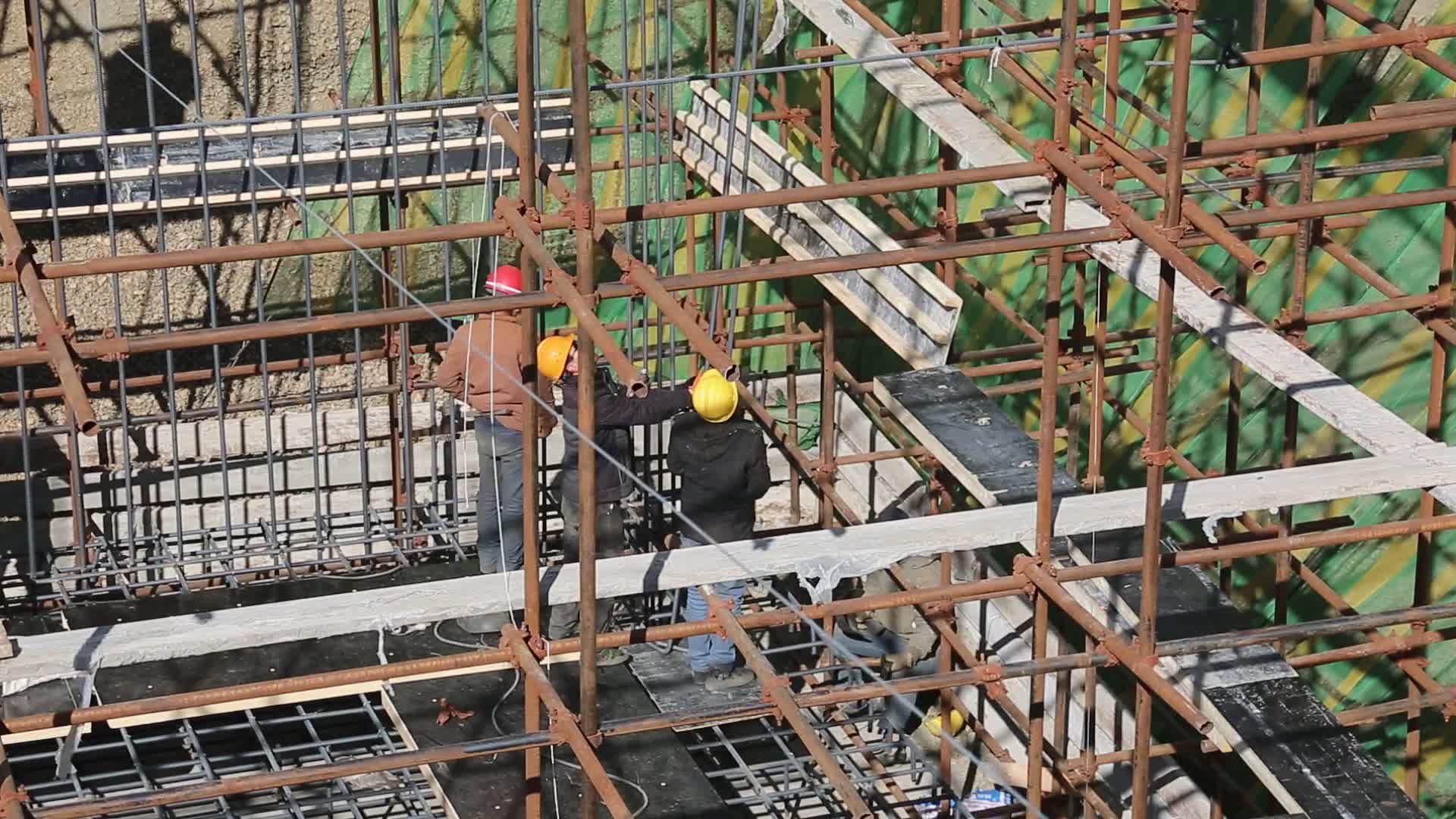建筑工人施工高空作业视频的预览图
