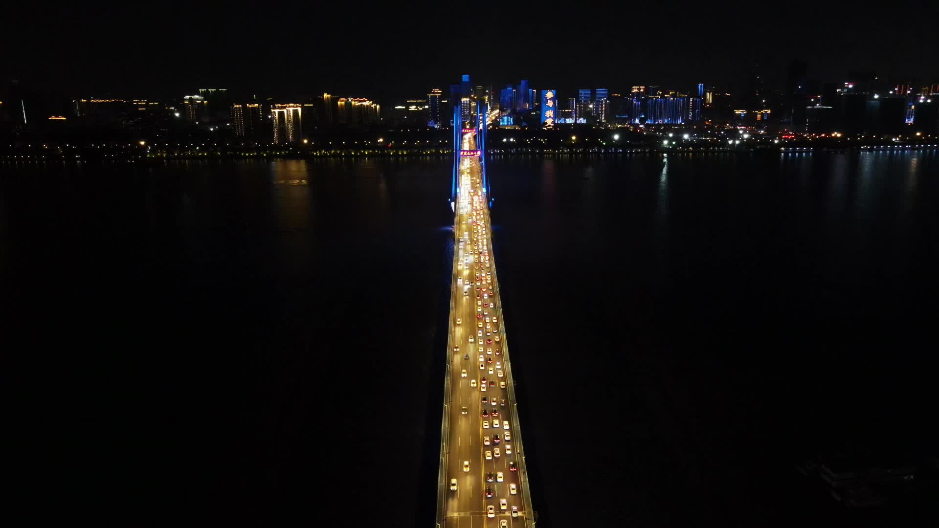 城市桥梁夜间拥堵交通视频的预览图