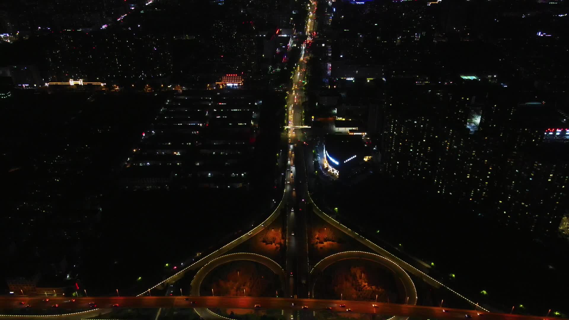 航拍城市立交桥交通夜景视频的预览图