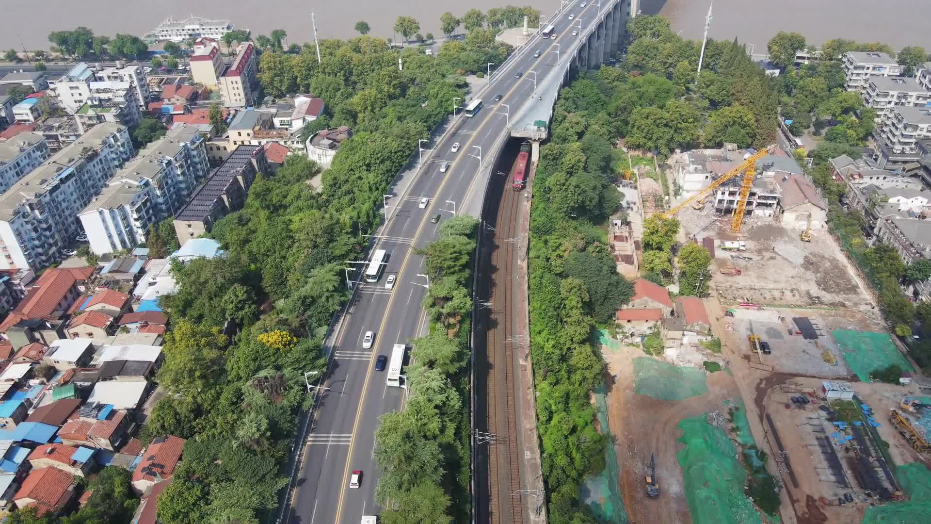 城市交通大道城市铁路交通航拍视频的预览图