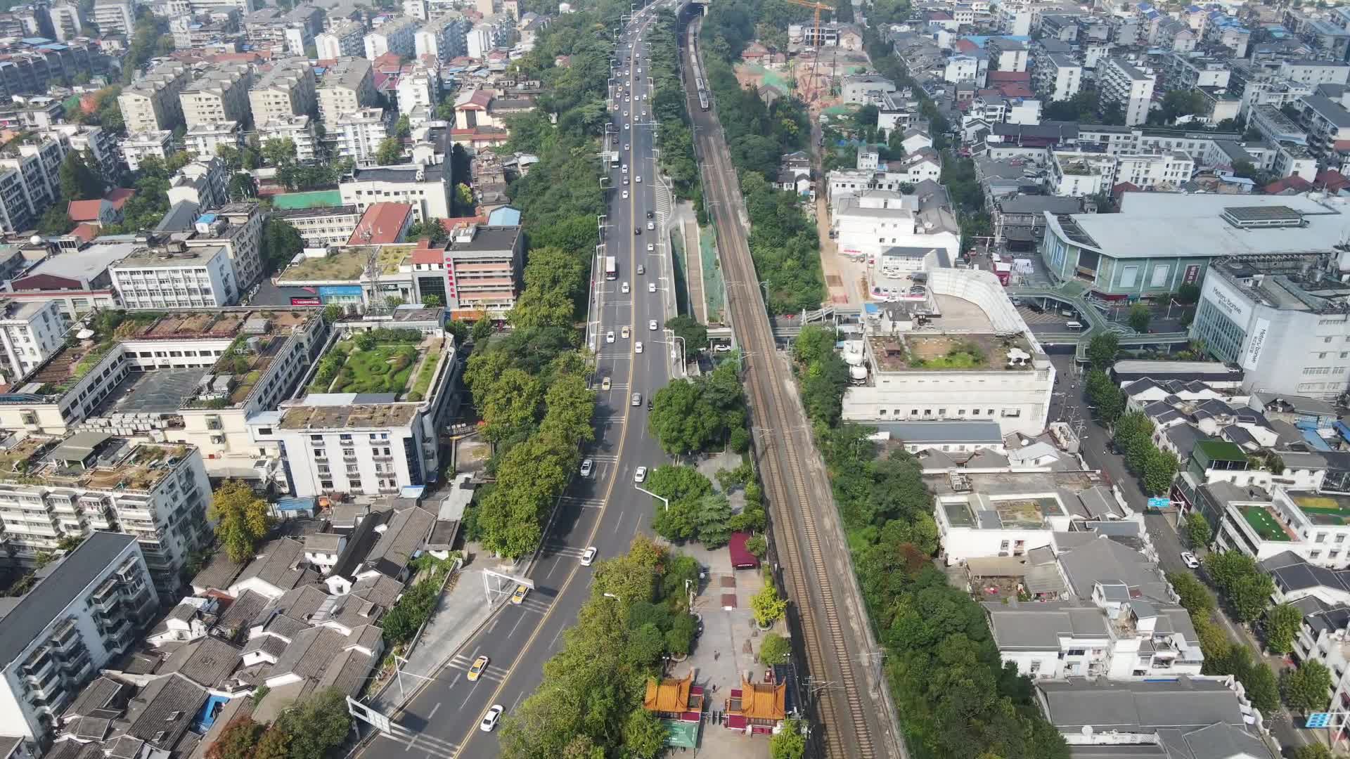航拍湖北武汉城市公路铁路交通视频的预览图
