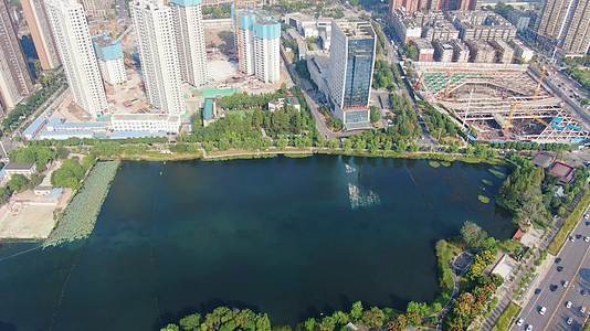 航拍湖北武汉城市公园湖泊视频的预览图