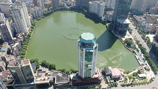 航拍湖北武汉金融中心喷泉公园视频的预览图