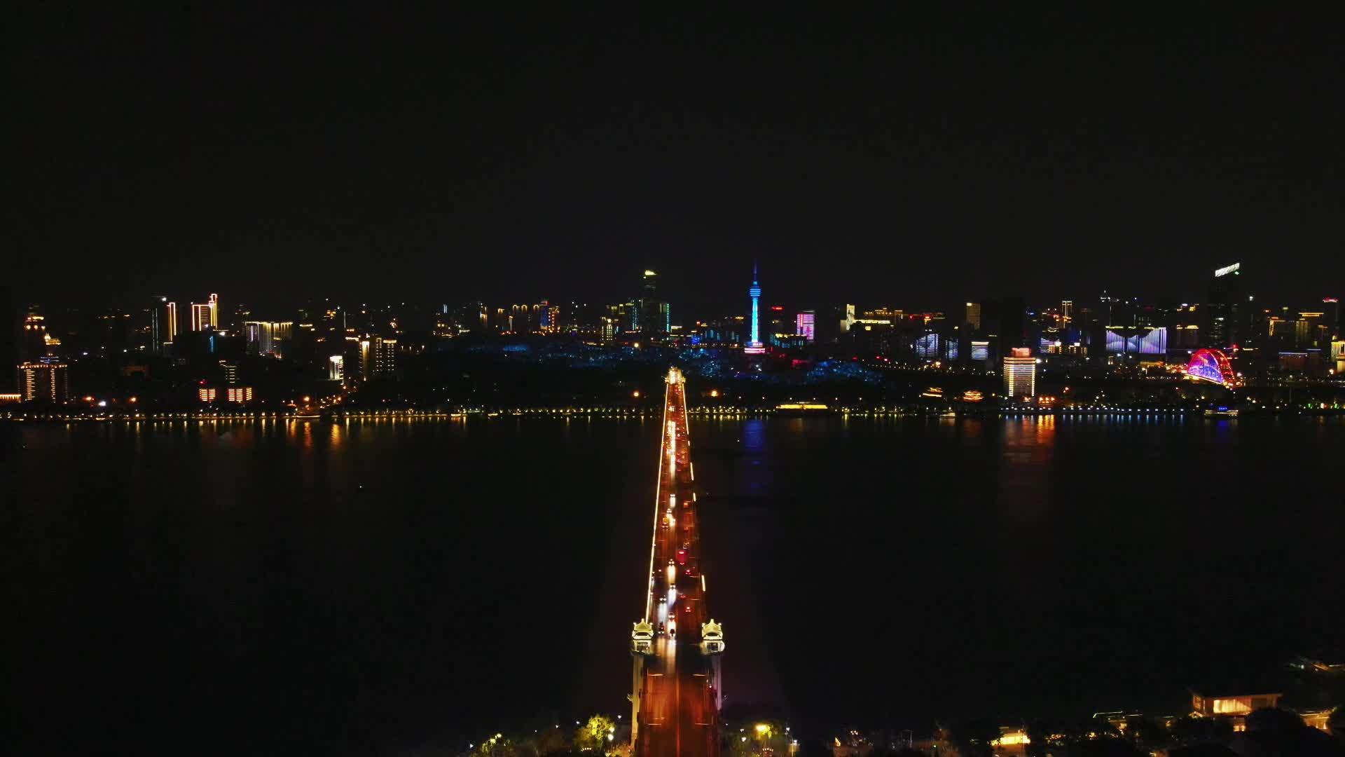 航拍湖北武汉长江大桥夜景视频的预览图
