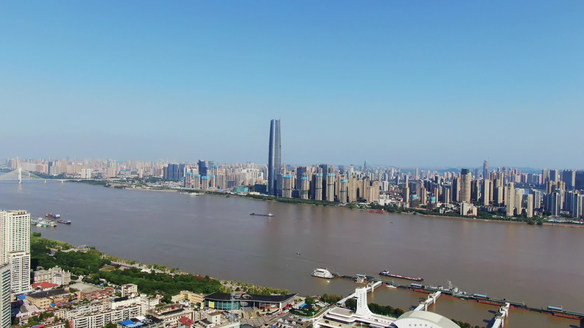航拍湖北武汉武昌城市天际线视频的预览图