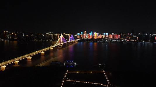 航拍湖北武汉长江二桥交通夜景视频的预览图