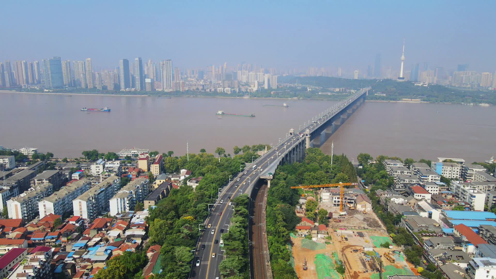 航拍湖北武汉长江大桥交通大道视频的预览图