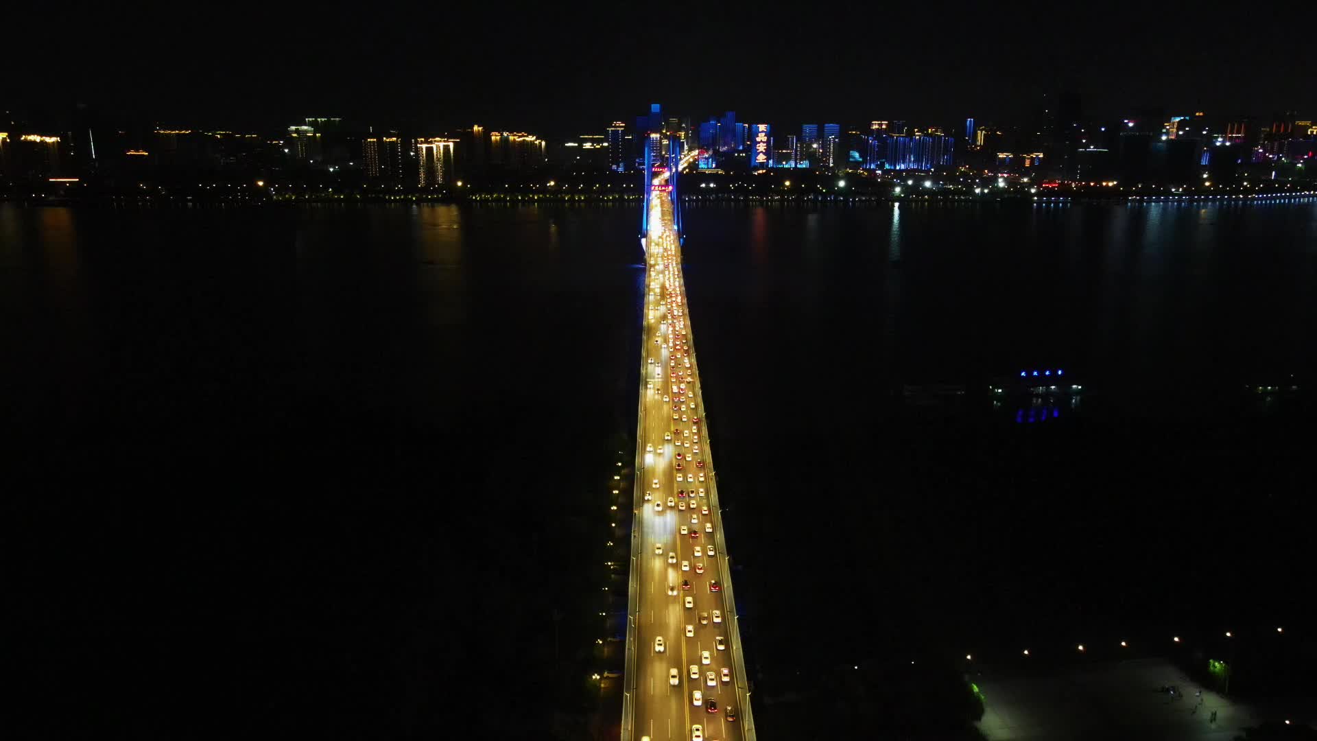 航拍湖北武汉长江二桥交通车流夜景视频的预览图