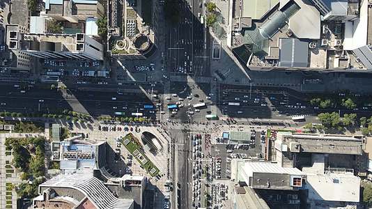 城市十字交叉路口交通车辆4K俯拍视频的预览图