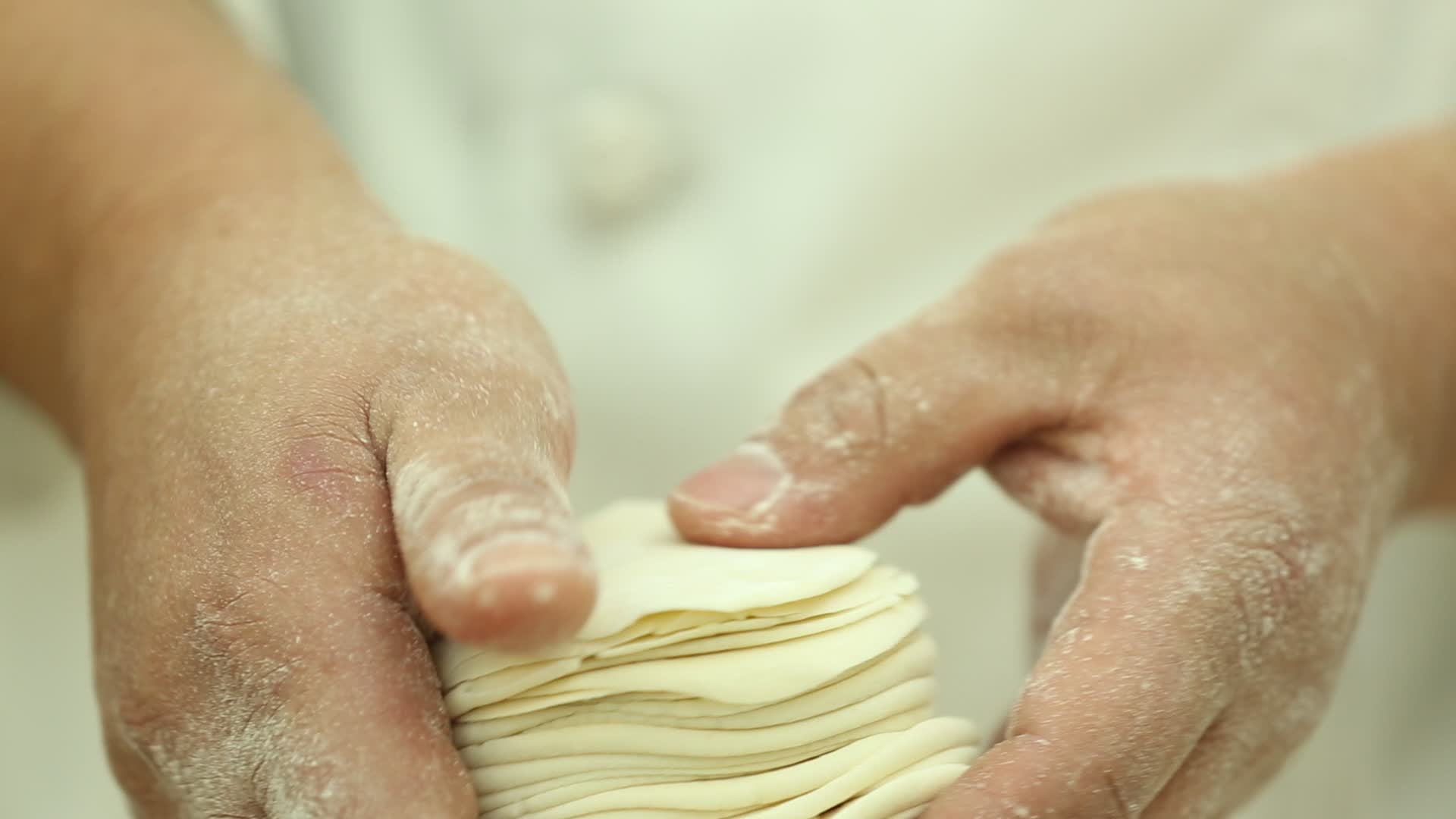 白案厨师擀饺子皮视频的预览图