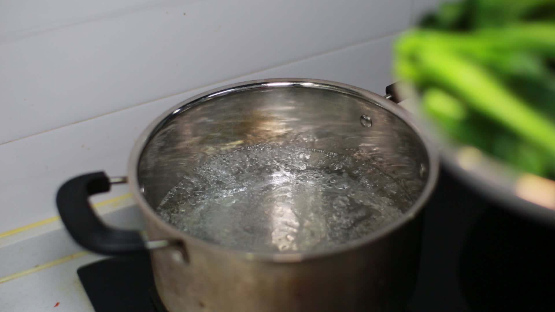 烧水煮青菜视频的预览图