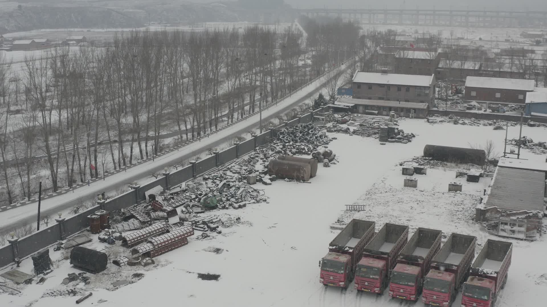 航拍机械废弃用品停车场视频的预览图