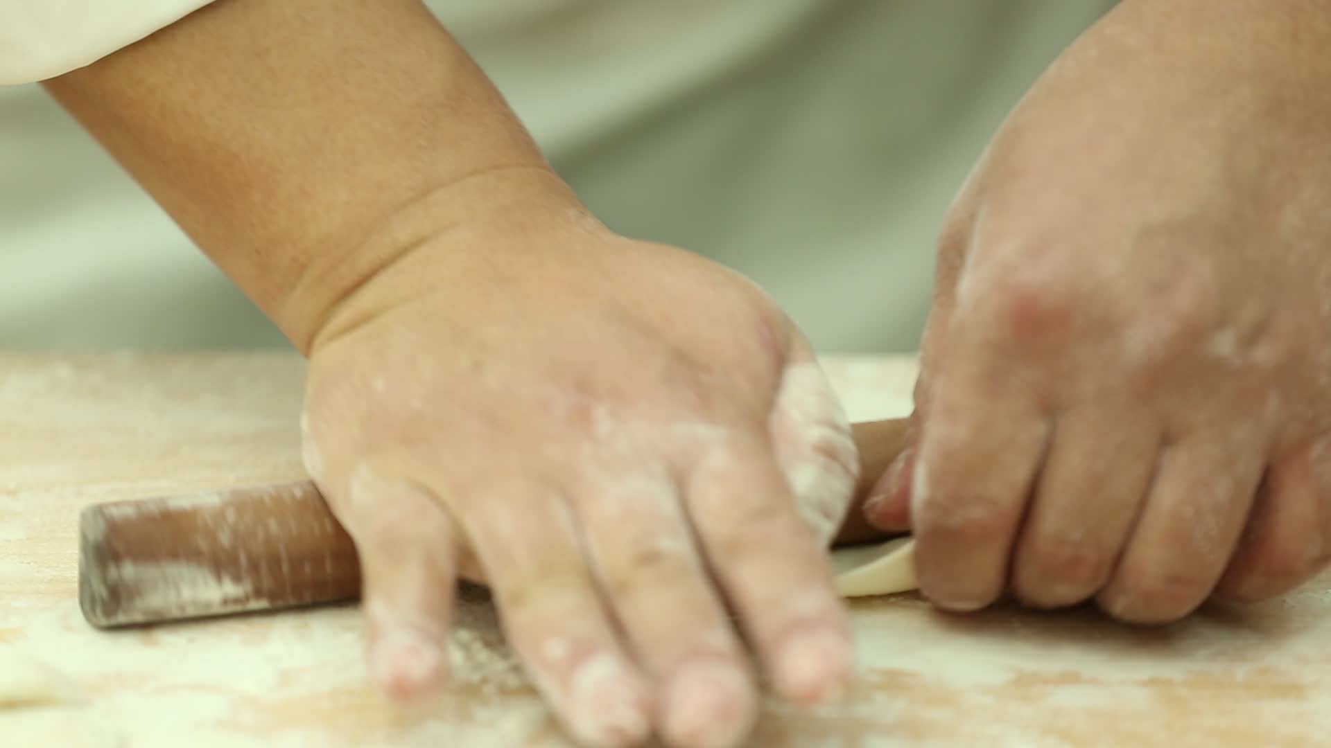 白案厨师擀饺子皮视频的预览图