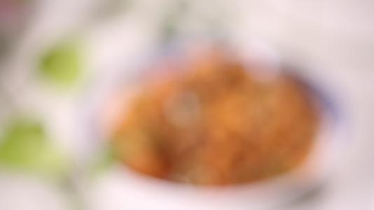 扁豆排骨肉汤拌饭米饭视频的预览图