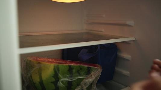 冰箱冰柜储存保鲜食物视频的预览图