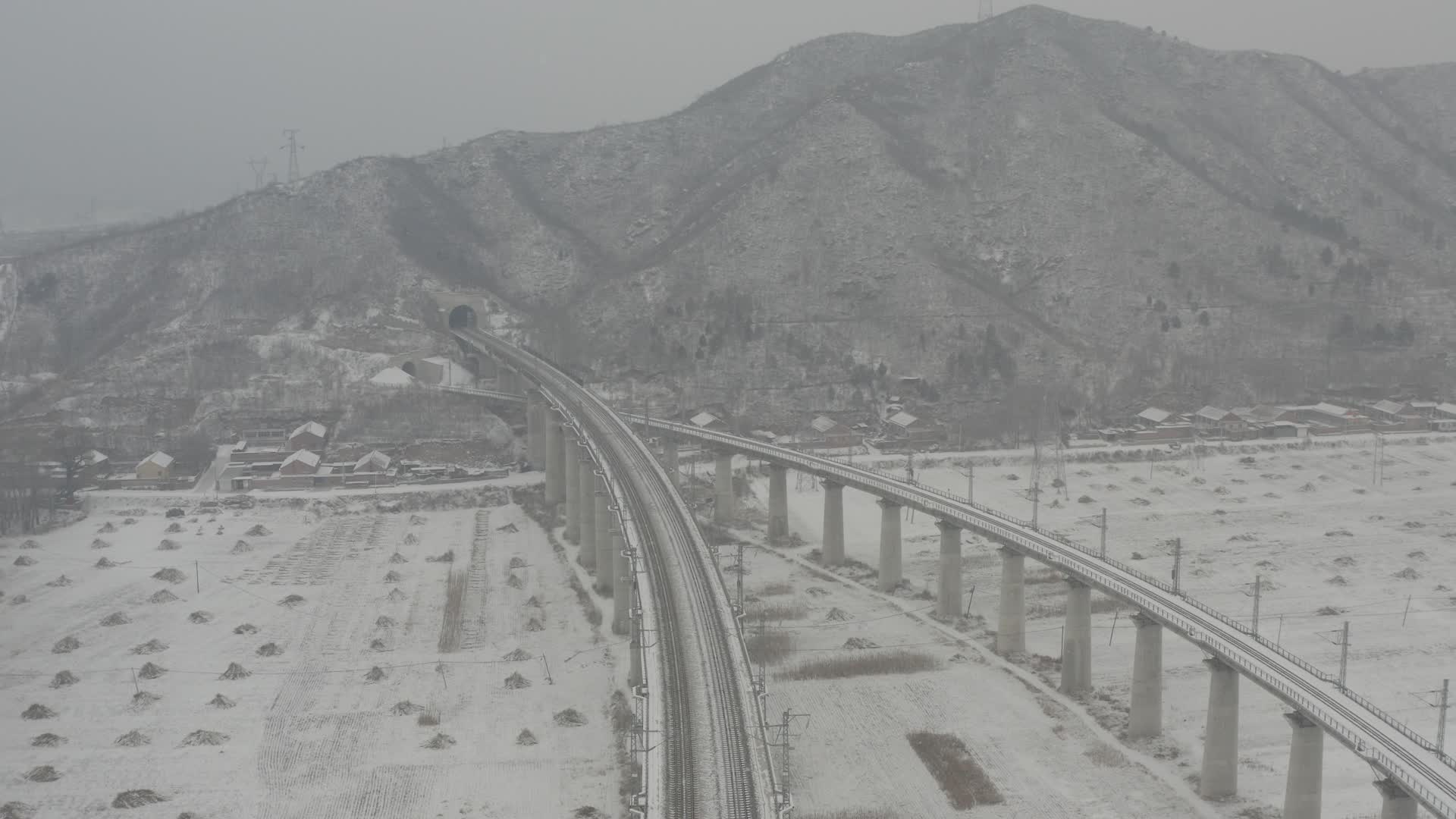 航拍下雪时的铁路轨道视频的预览图