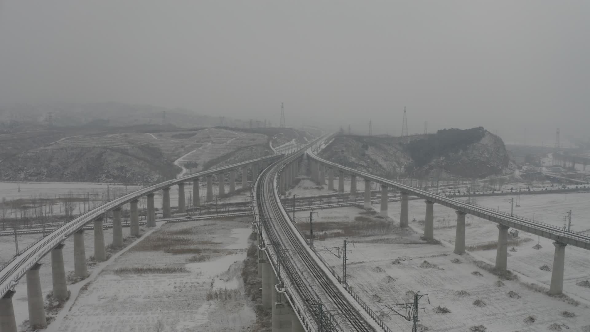 航拍下雪时的铁路轨道视频的预览图