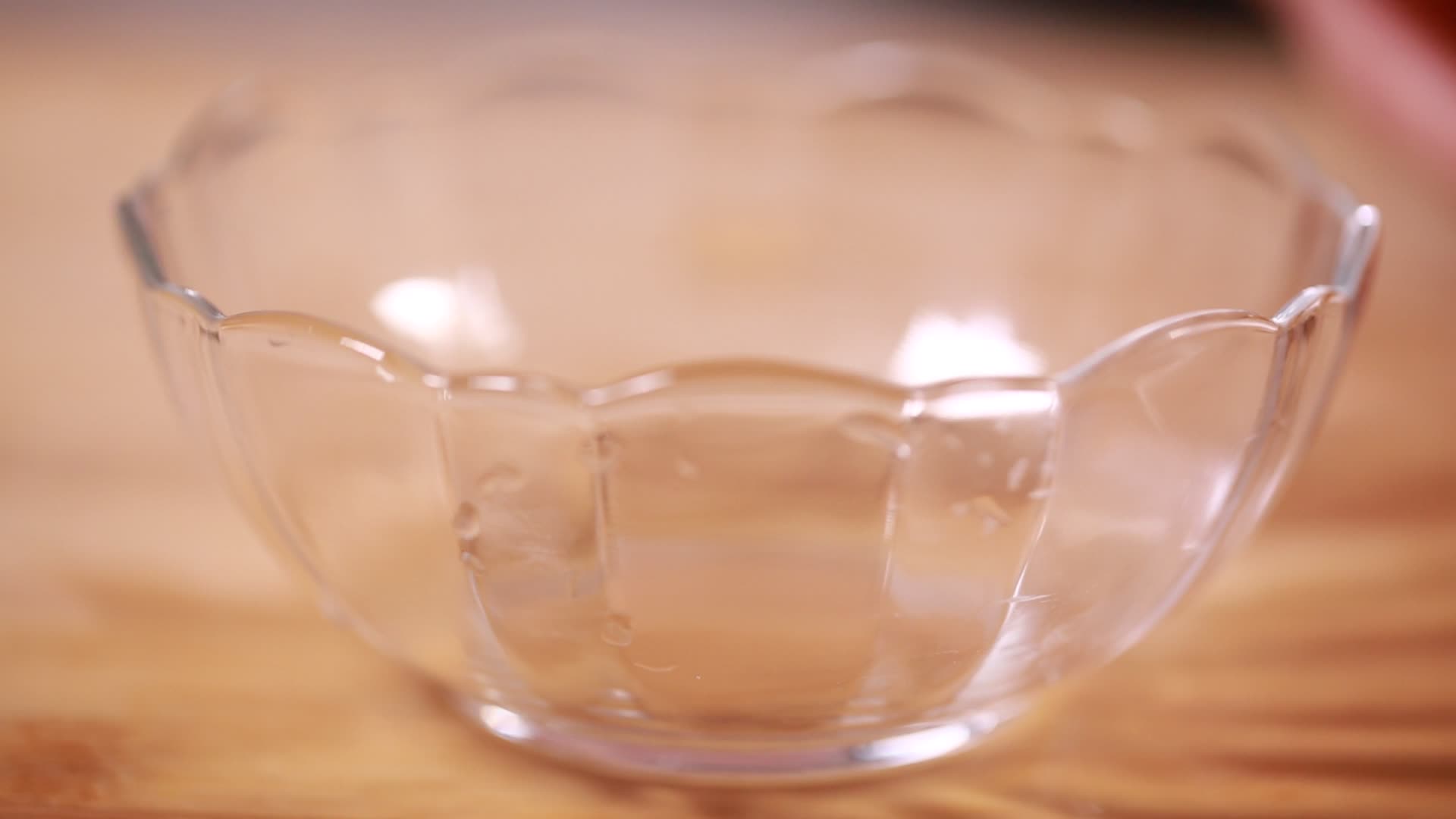玻璃碗装菠萝果酒视频的预览图
