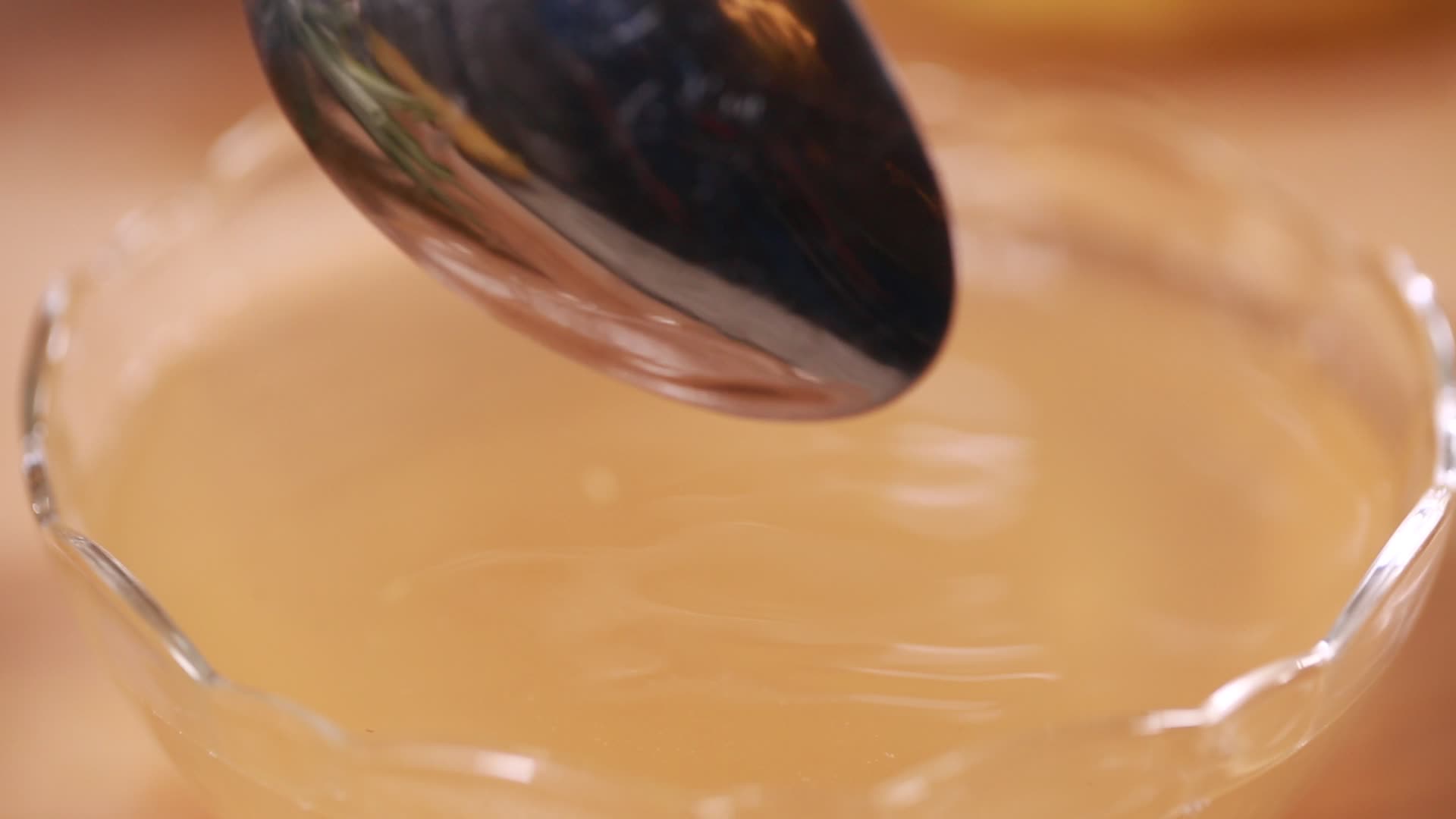 玻璃碗装菠萝果酒视频的预览图