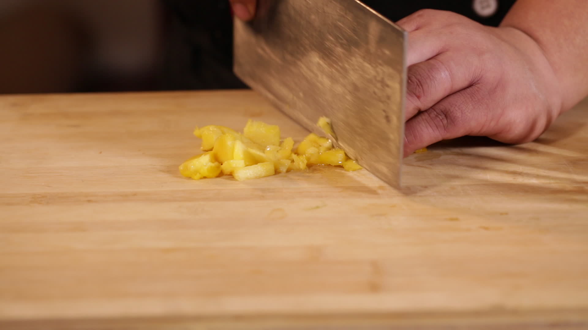 菠萝果肉切菠萝块视频的预览图
