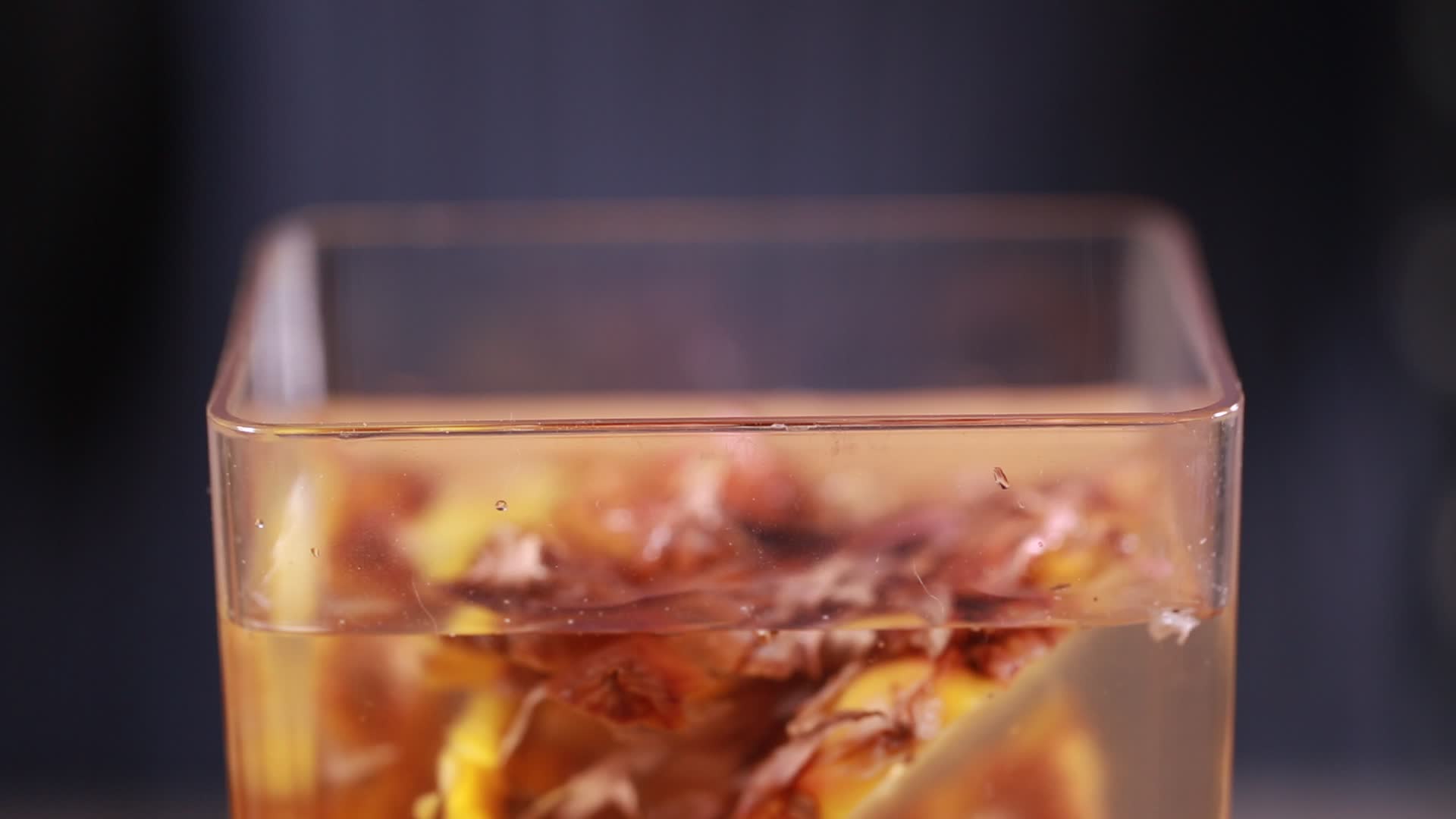 菠萝皮发酵制作酵素视频的预览图