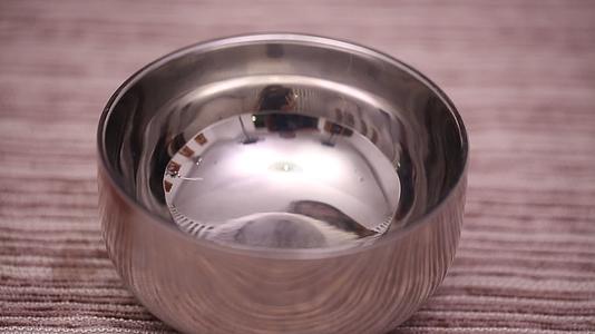 不锈钢碗餐具视频的预览图