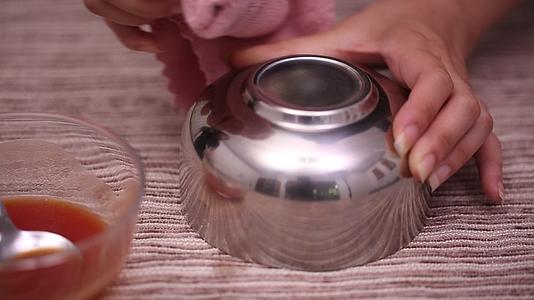 不锈钢碗餐具视频的预览图