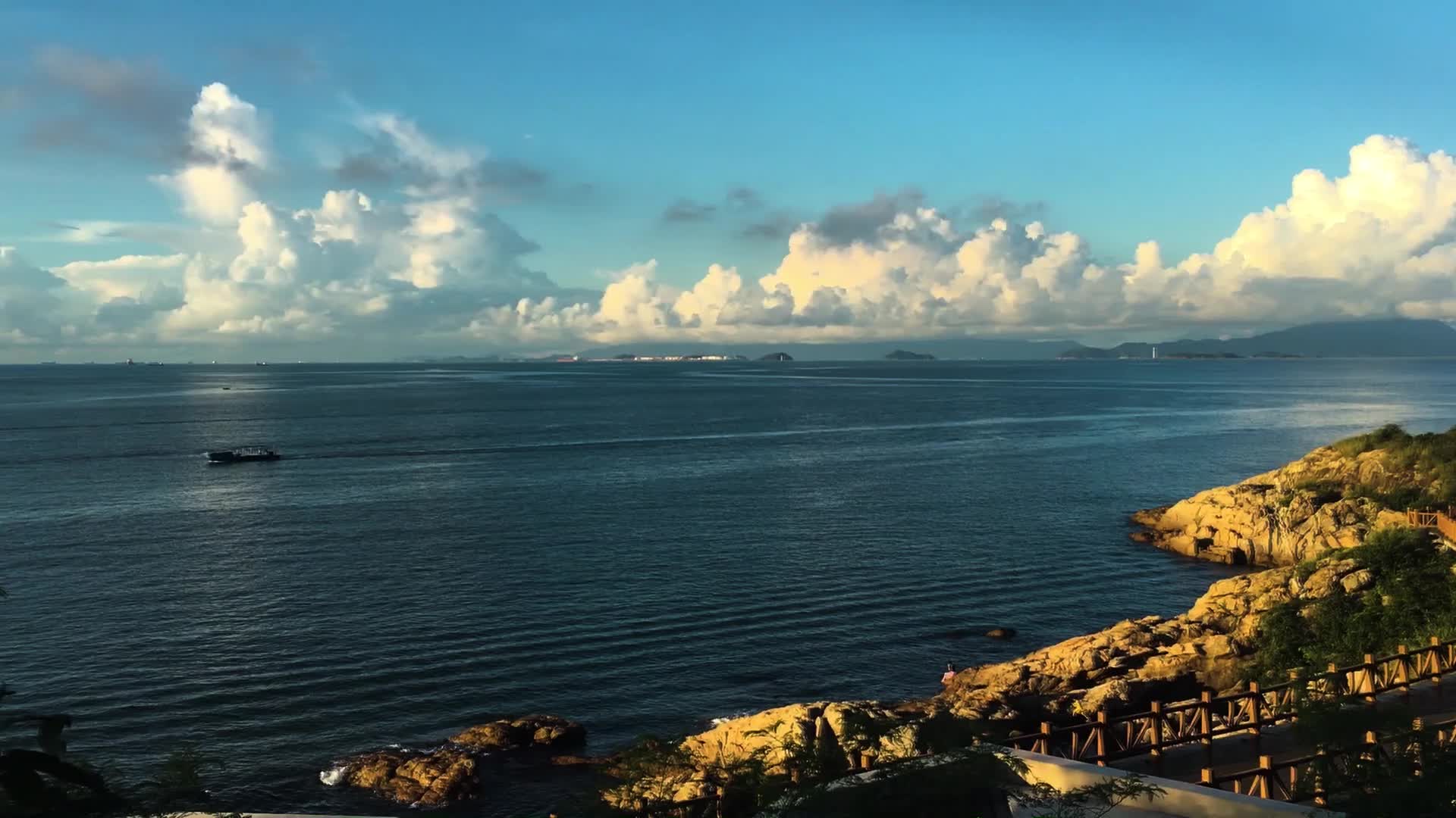 大亚湾黄金海岸日出晨辉横拍系列全景视频的预览图