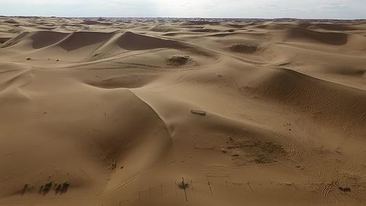 航拍阿拉善大沙漠视频的预览图