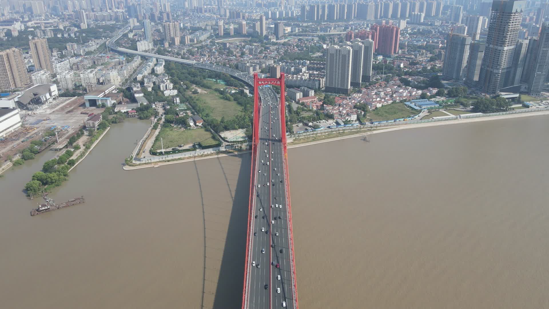 航拍湖北武汉长江鹦鹉洲大桥视频的预览图