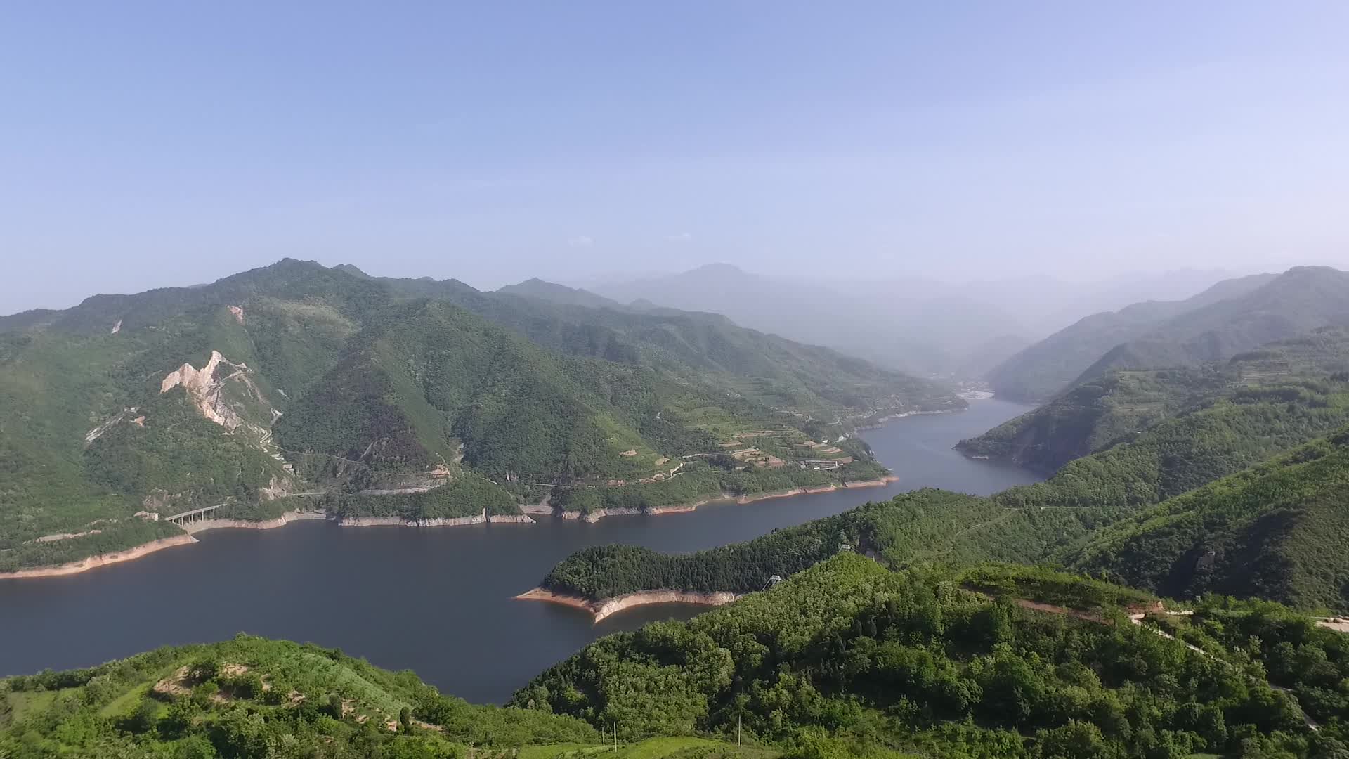 航拍秦岭石头河水库视频的预览图