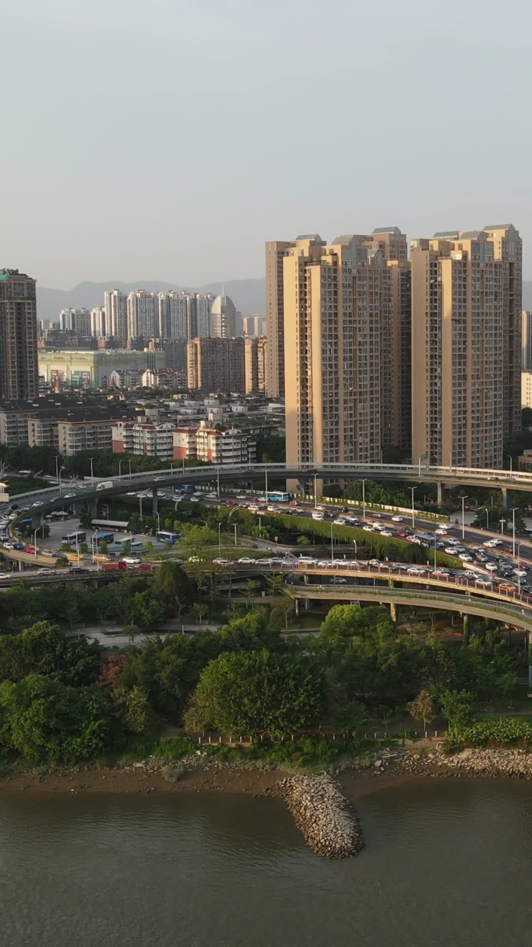 航拍城市高架桥拥堵交通竖屏视频的预览图
