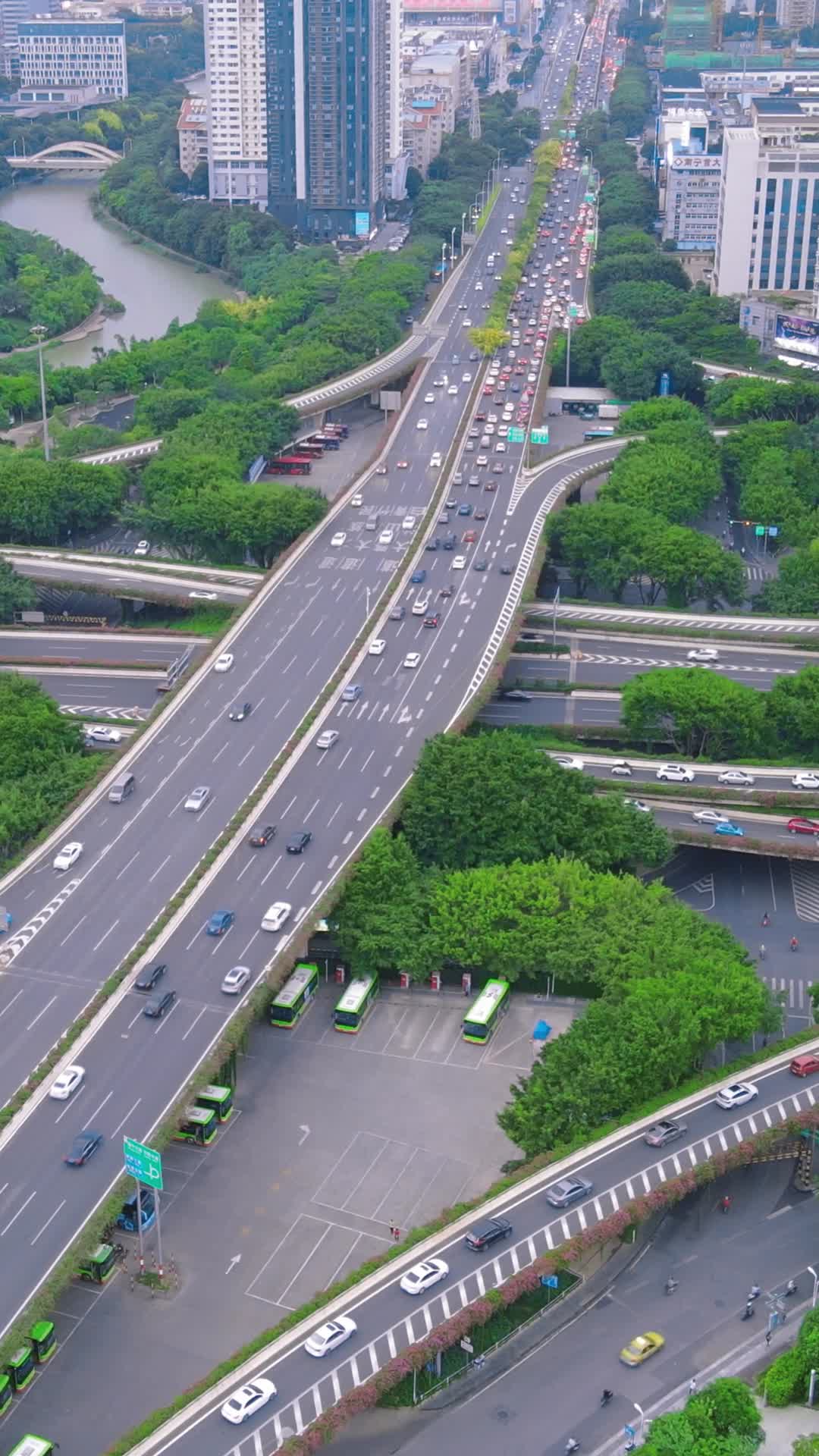 航拍广西南宁城市交通高架桥竖屏视频的预览图