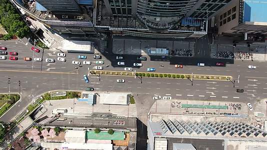 俯拍贵州贵阳城市交通车辆行驶视频的预览图