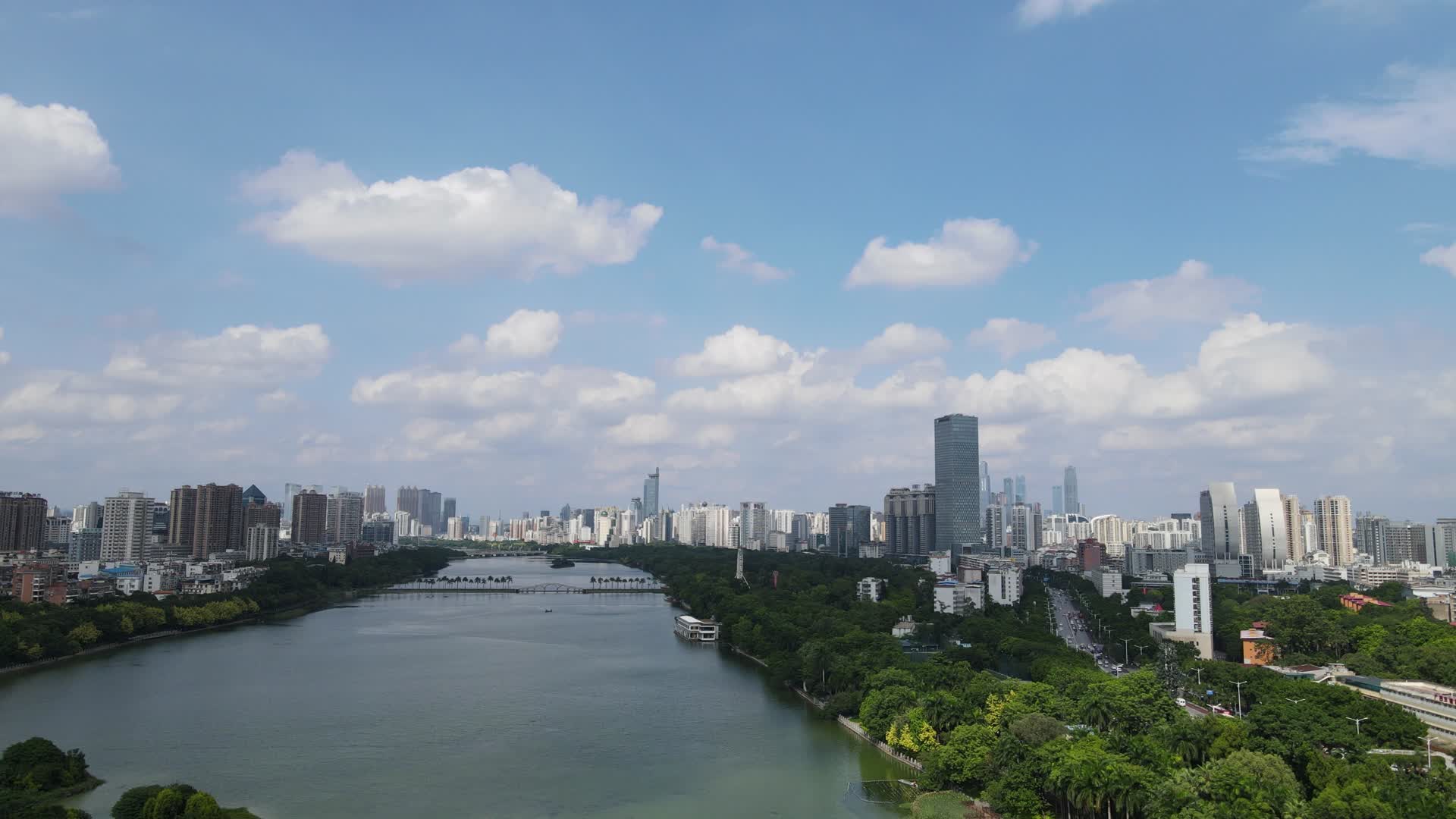 4K航拍广西南宁南湖城市风景蓝天白云天际线视频的预览图