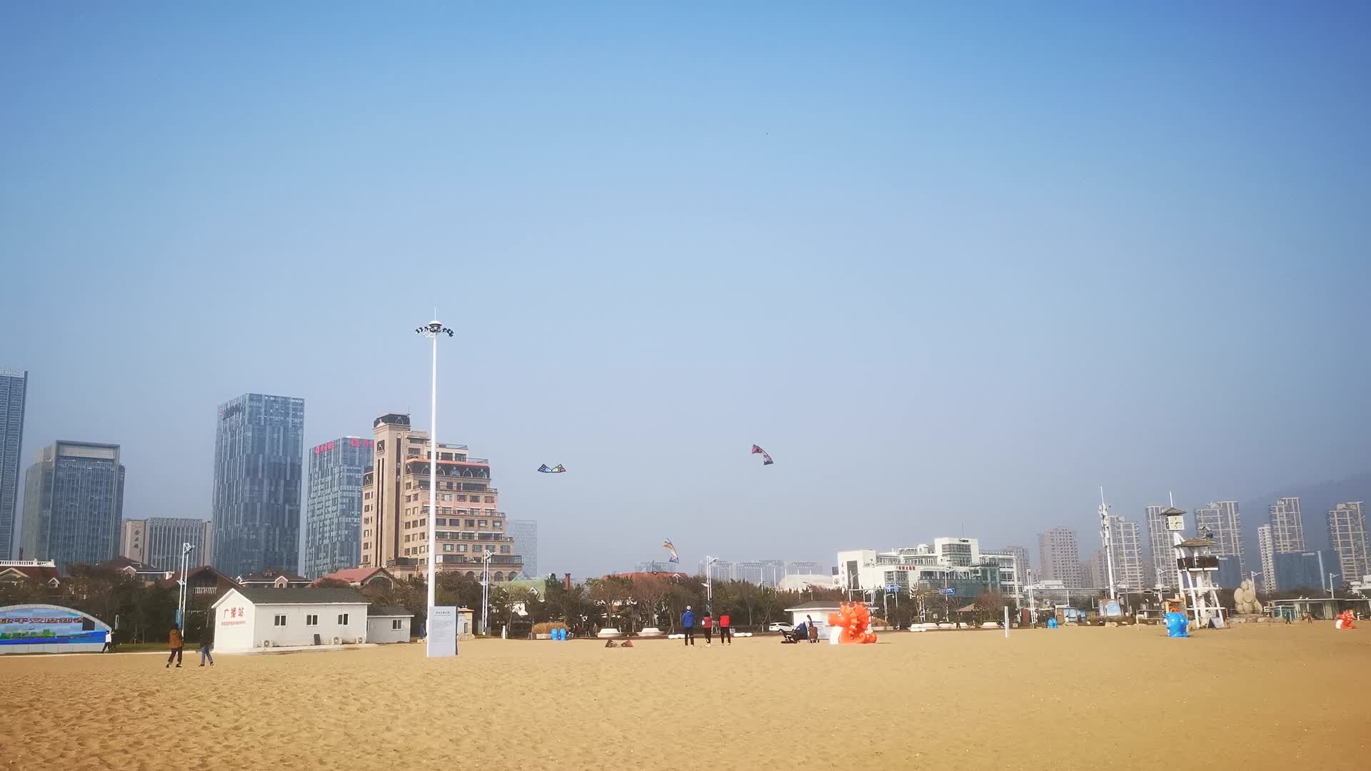 实拍沙滩游客放风筝视频的预览图